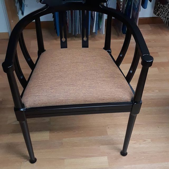 sedia nera con cuscino imbottino