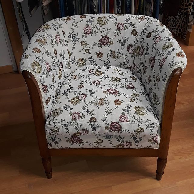 poltrona imbottita e rivestita con stoffa floreale