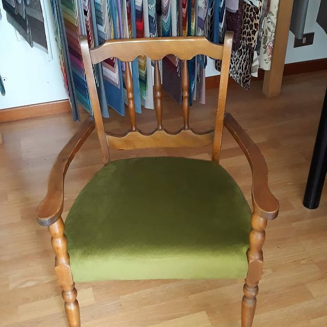 sedia rivestita con tessuto verde