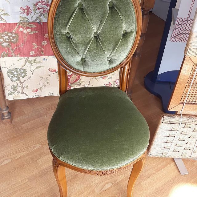 sedia foderata con tessuto verde