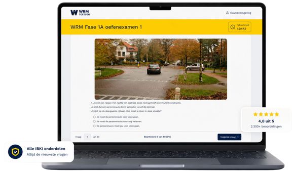 WRM Fase 1A oefenexamen met verkeerssituatie in een herkenbare examenomgeving op laptop