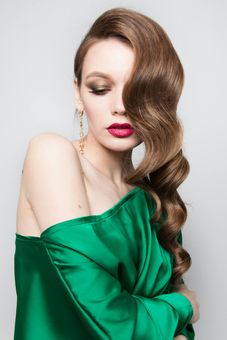 donna con abito verde e capelli raccolti