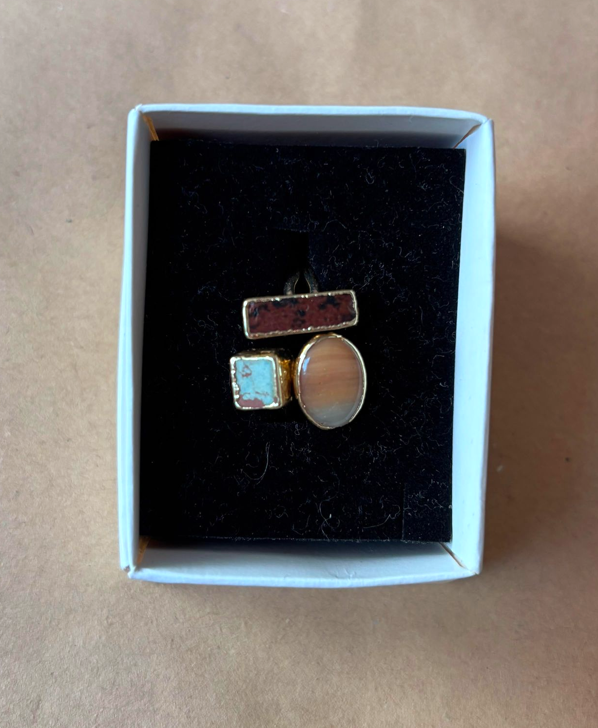 Verstelbare ring met 3 edelstenen