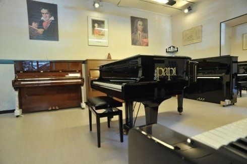 Un pianoforte a coda in un negozio