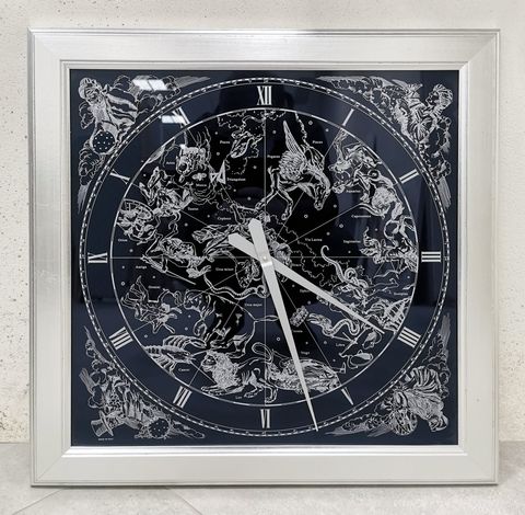 Un orologio con una mappa del mondo sopra