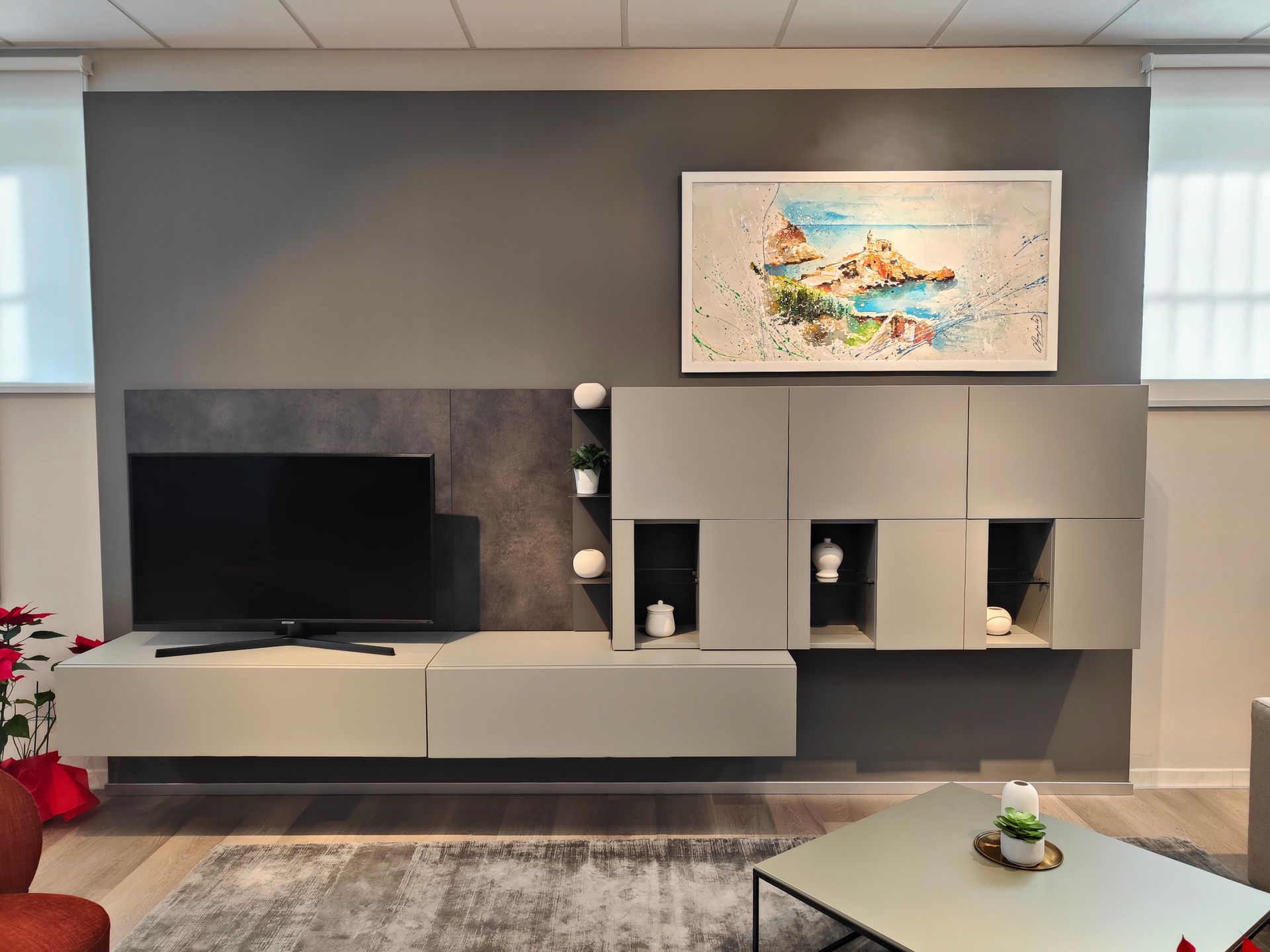 Un soggiorno con una tv e un quadro sul muro