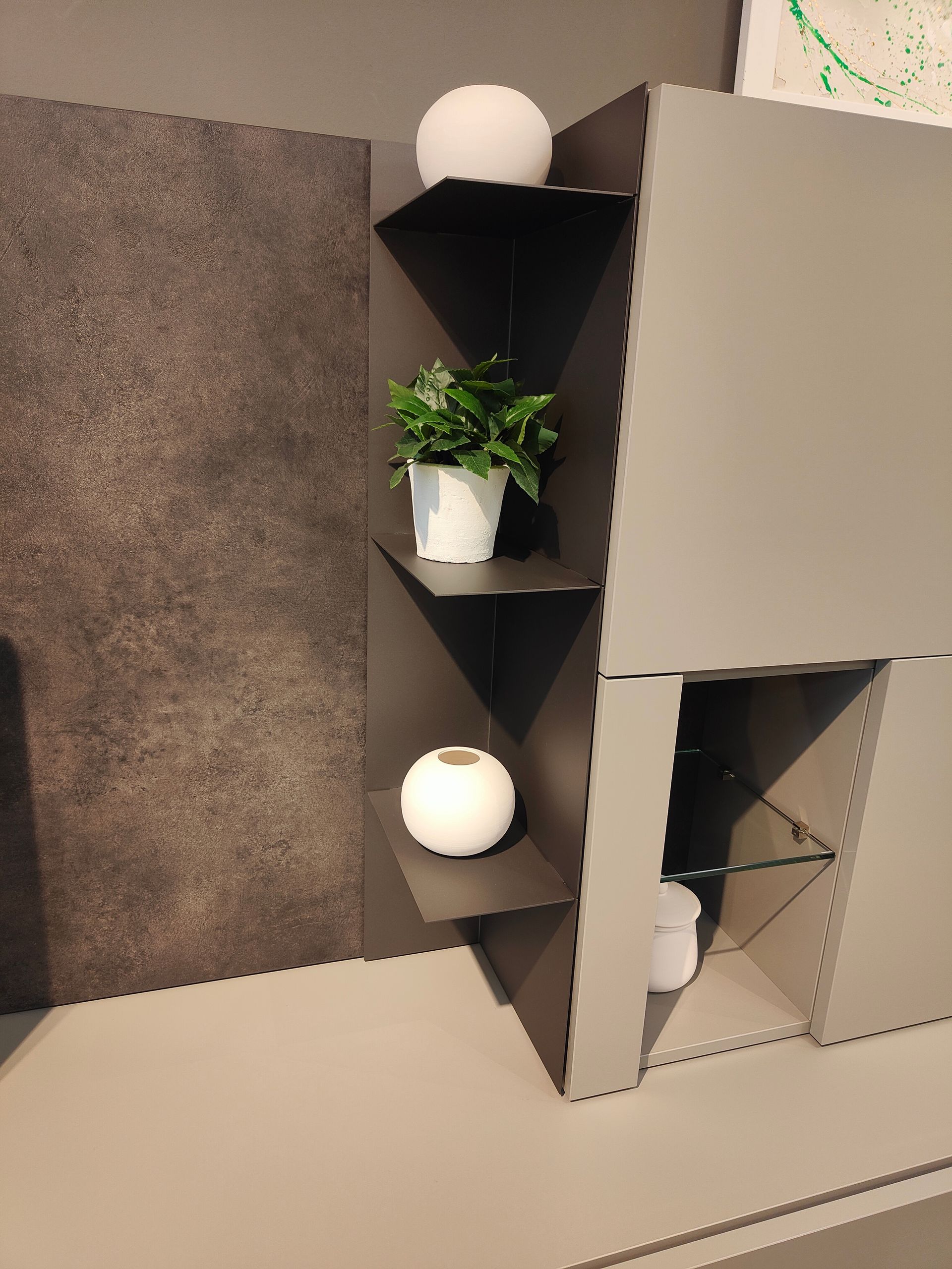 Uno scaffale con una pianta e dei vasi sopra