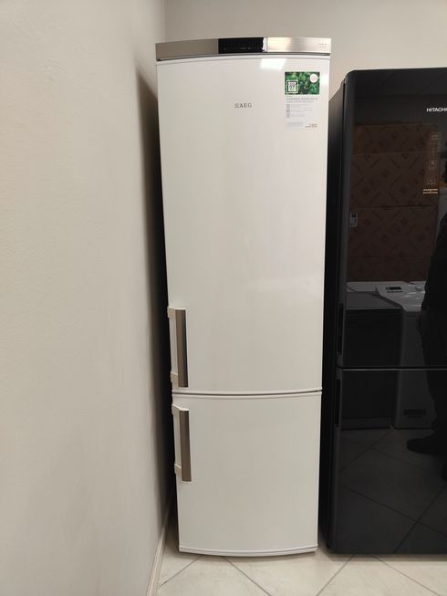 Un frigorifero bianco 