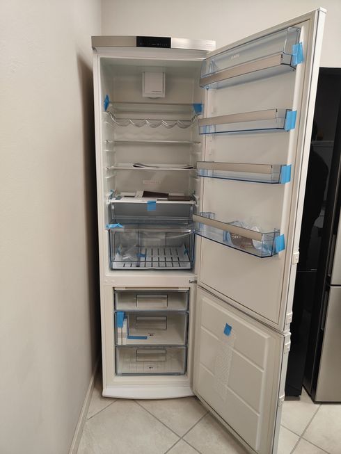 Un frigorifero bianco con la porta aperta 
