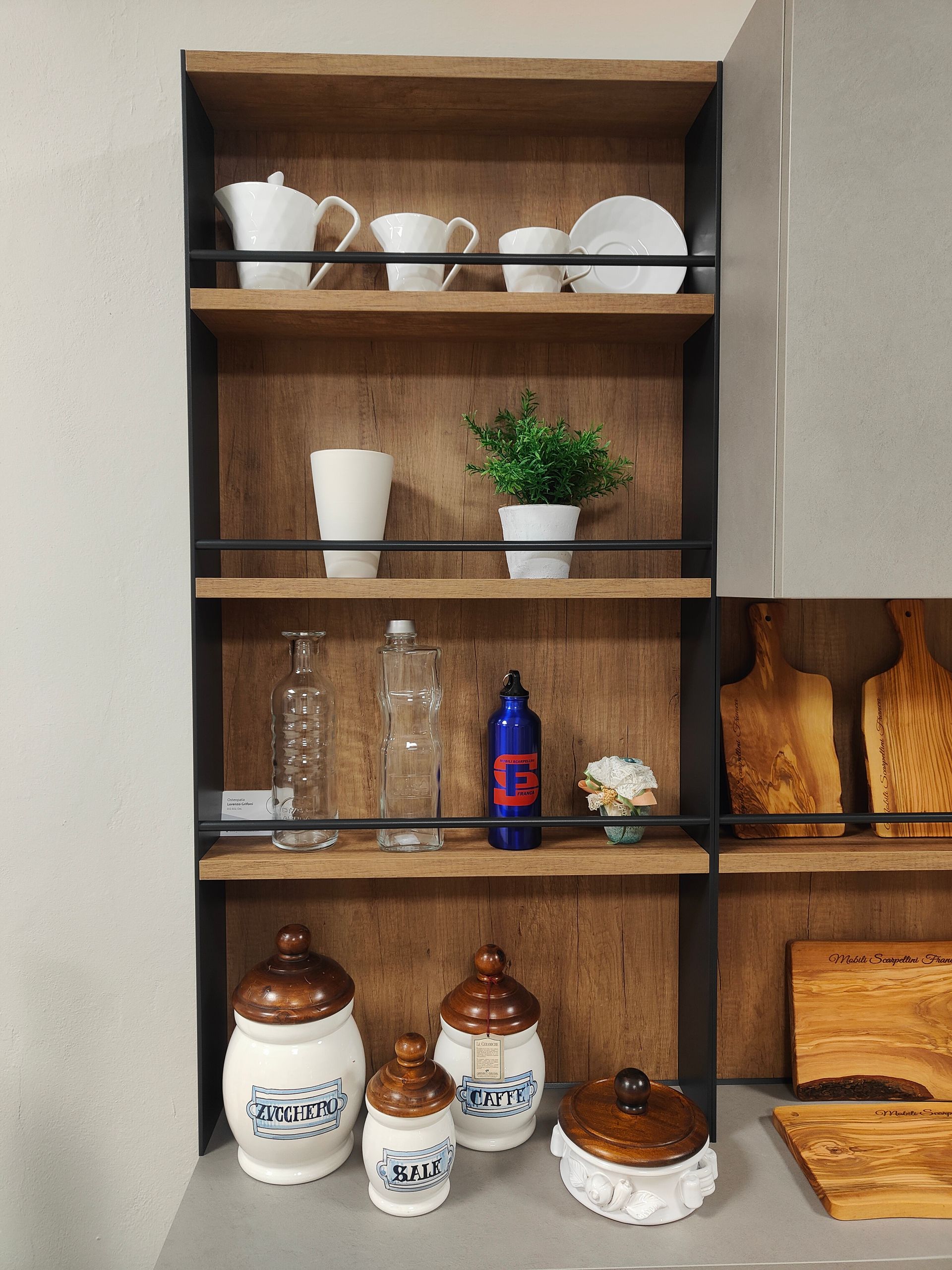 Uno scaffale della cucina