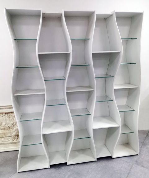 Una libreria bianca.