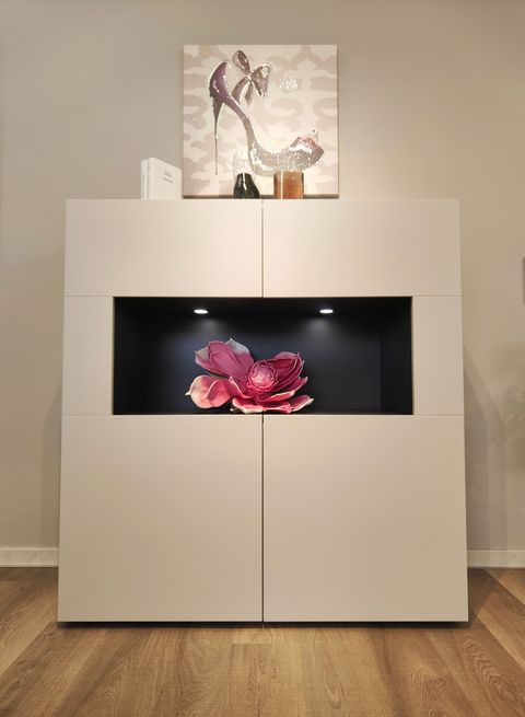 Un mobile bianco con l'immagine di un fiore sopra