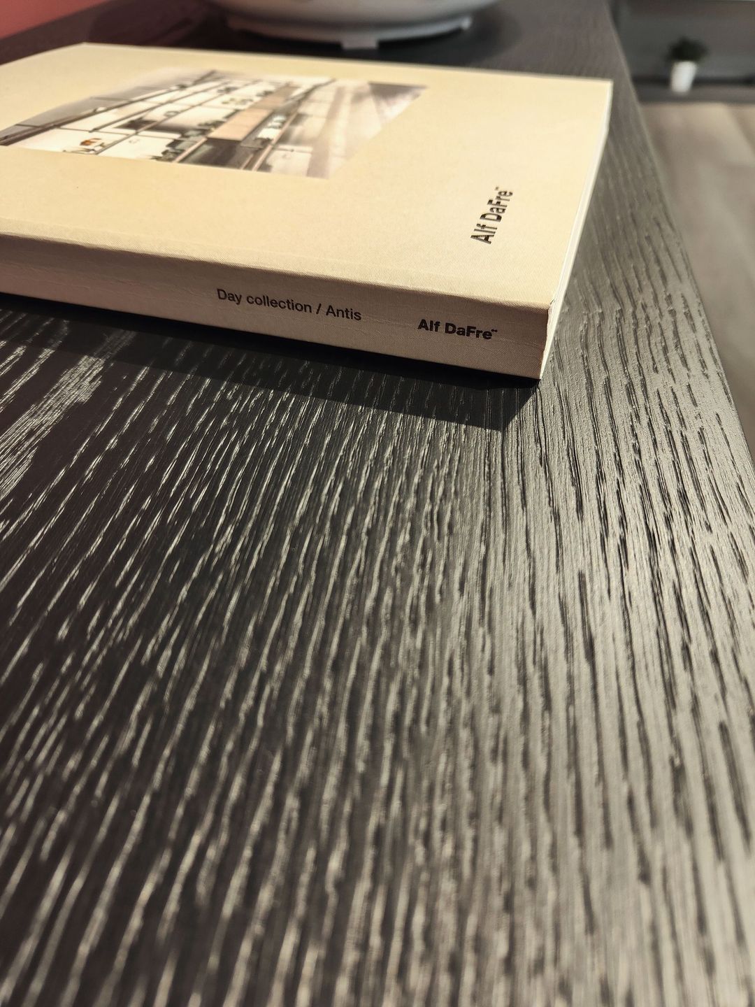 Un libro appoggiato su un tavolo di legno.