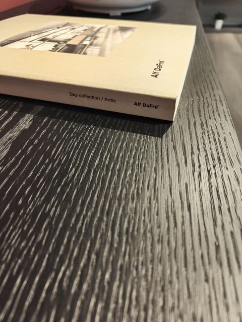 Un libro appoggiato su un tavolo di legno.
