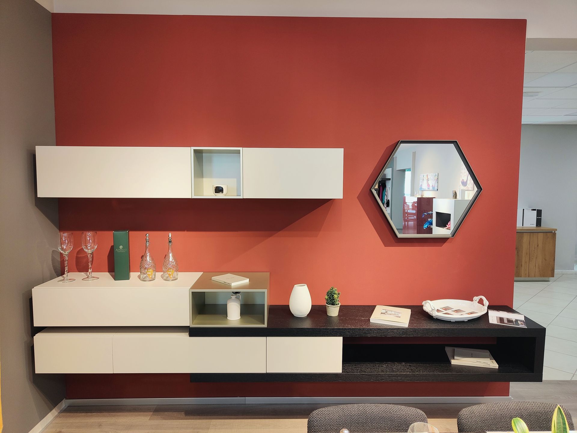 Un soggiorno con una parete rossa e uno specchio