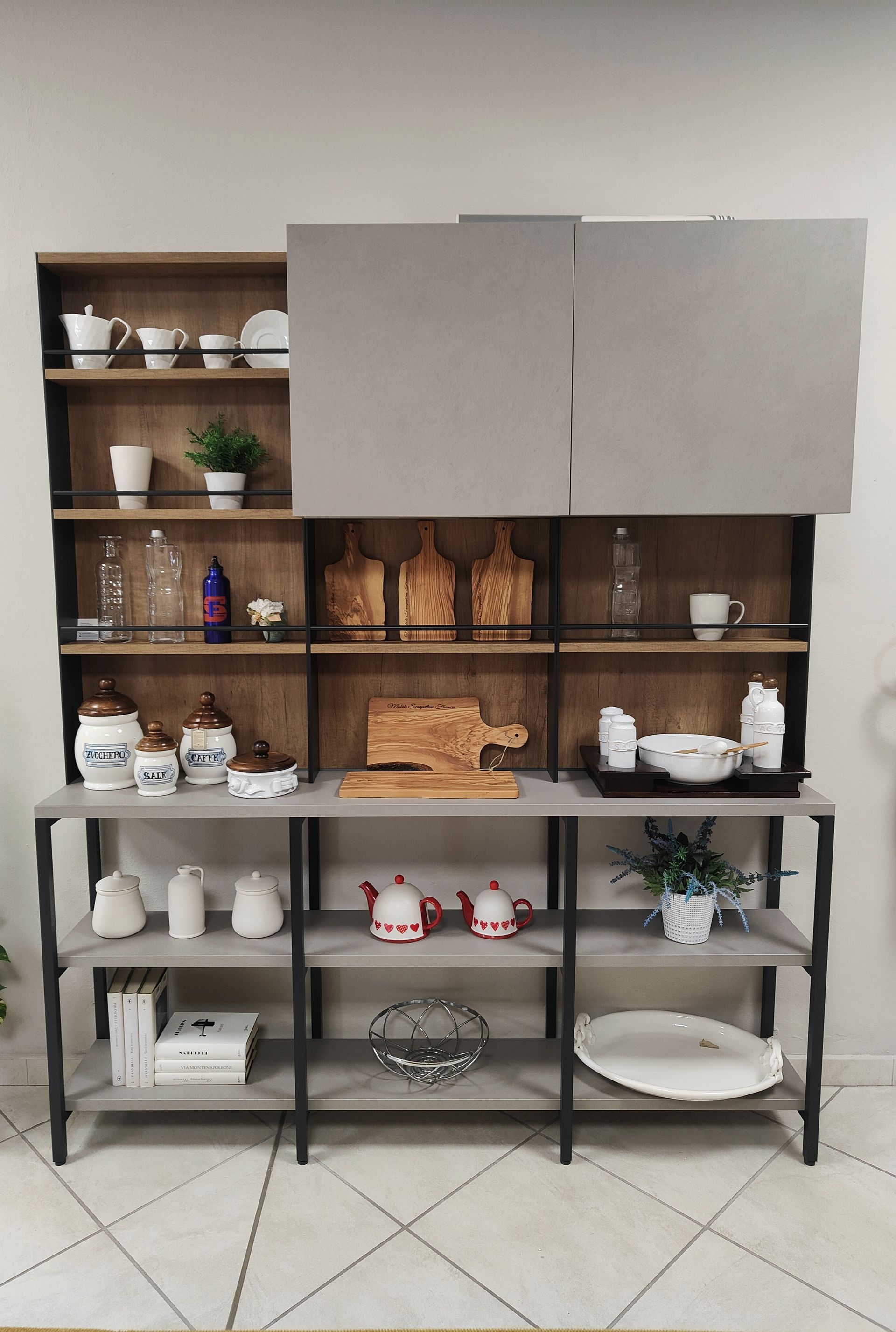 Una stanza con un sacco di scaffali e piatti sopra