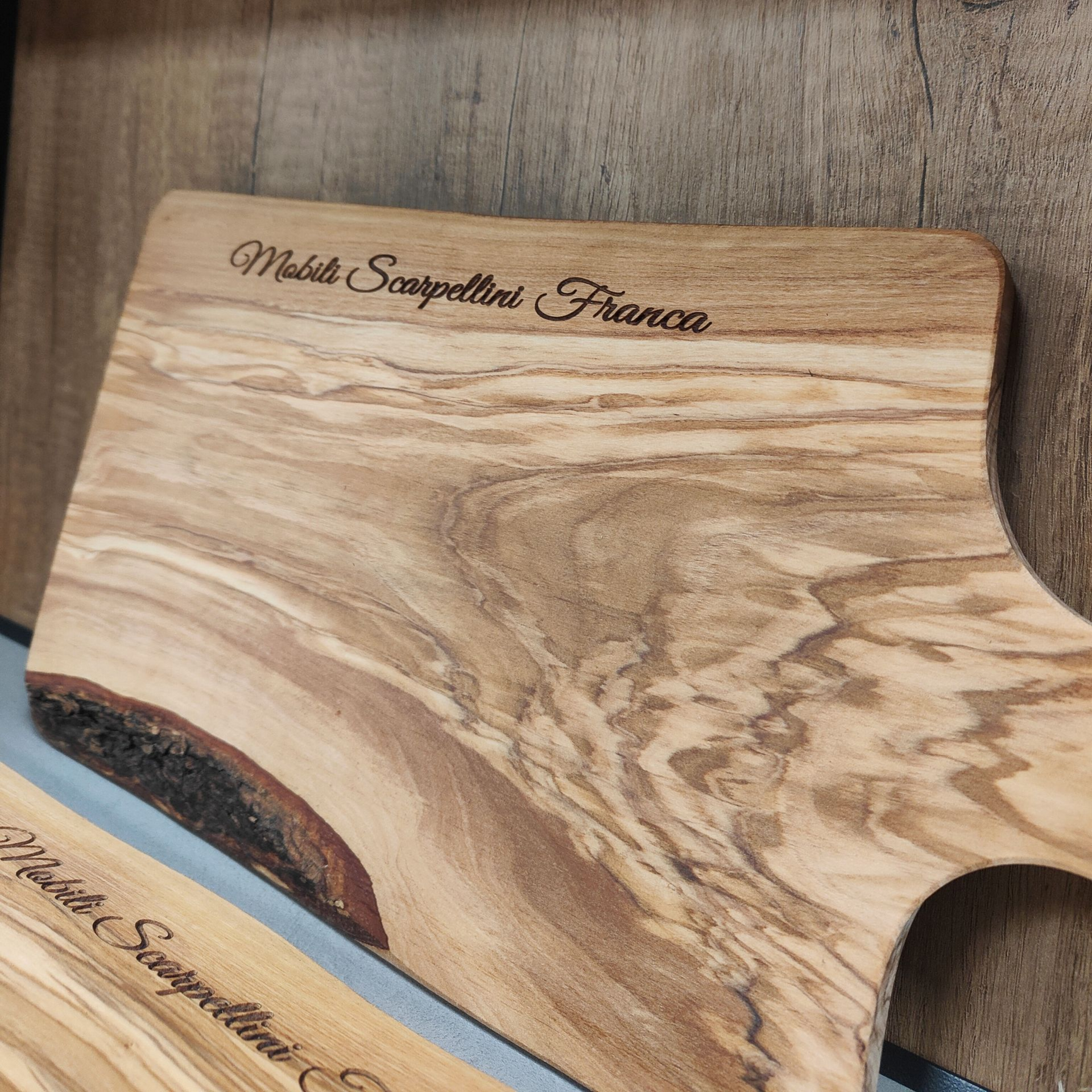 Un tagliere di legno.