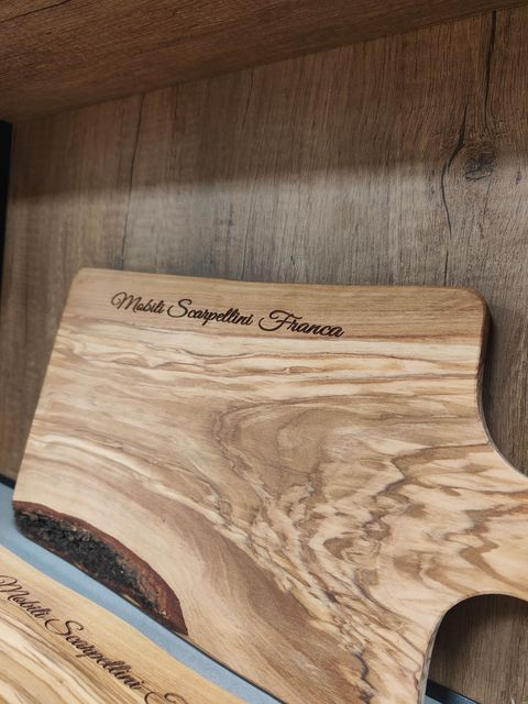 Un tagliere di legno.