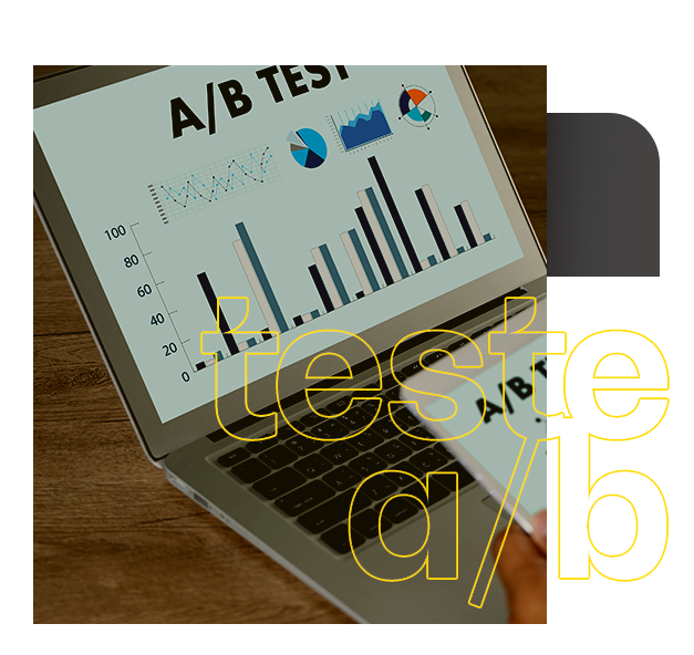 Uma pessoa está segurando um laptop com um gráfico na tela que diz Teste A/B