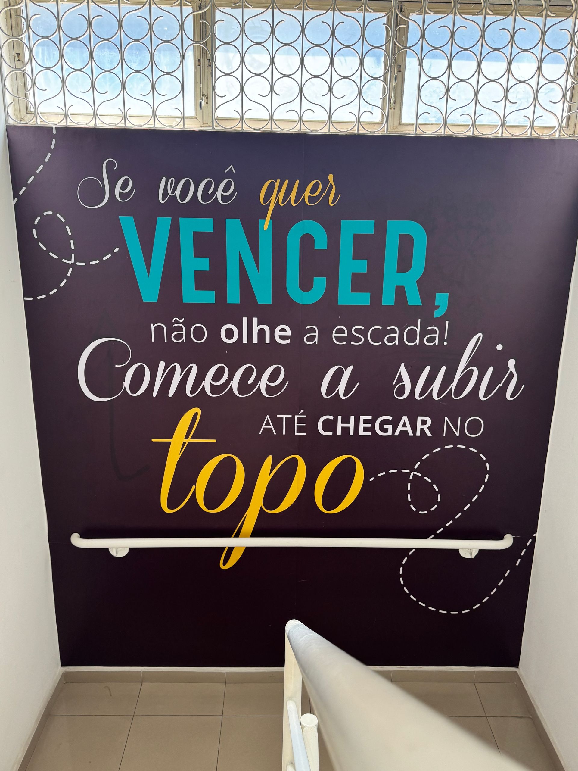 Uma placa na parede que diz vencer começa a subir topo