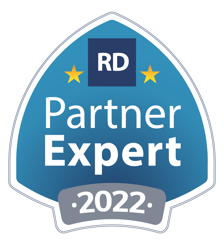 O logotipo do rd partner expert 2022 é um escudo azul com estrelas.