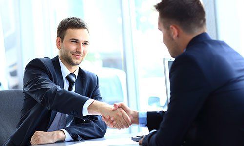 Uomo d'affari stringe la mano per sigillare un accordo con il suo partner