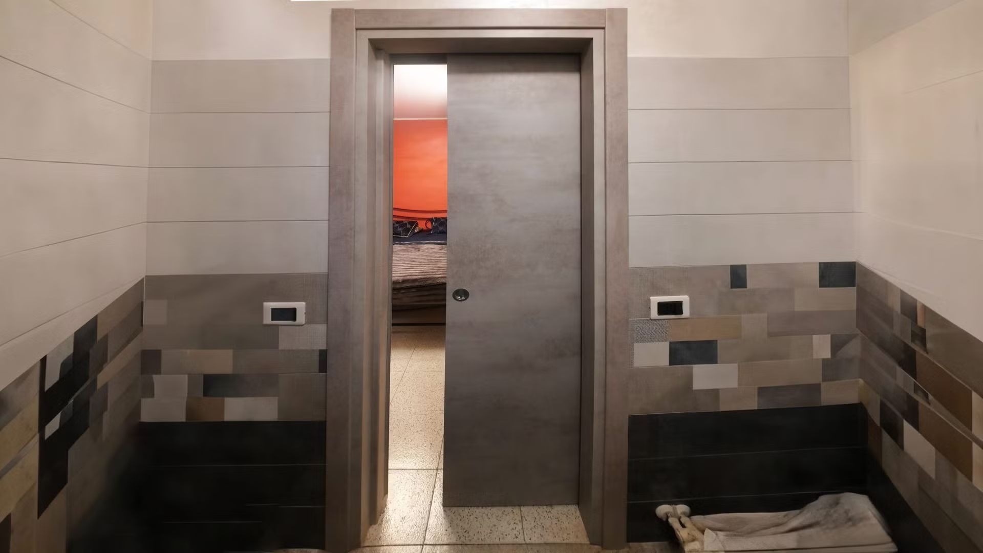 Un bagno con una porta scorrevole che conduce a una camera da letto.