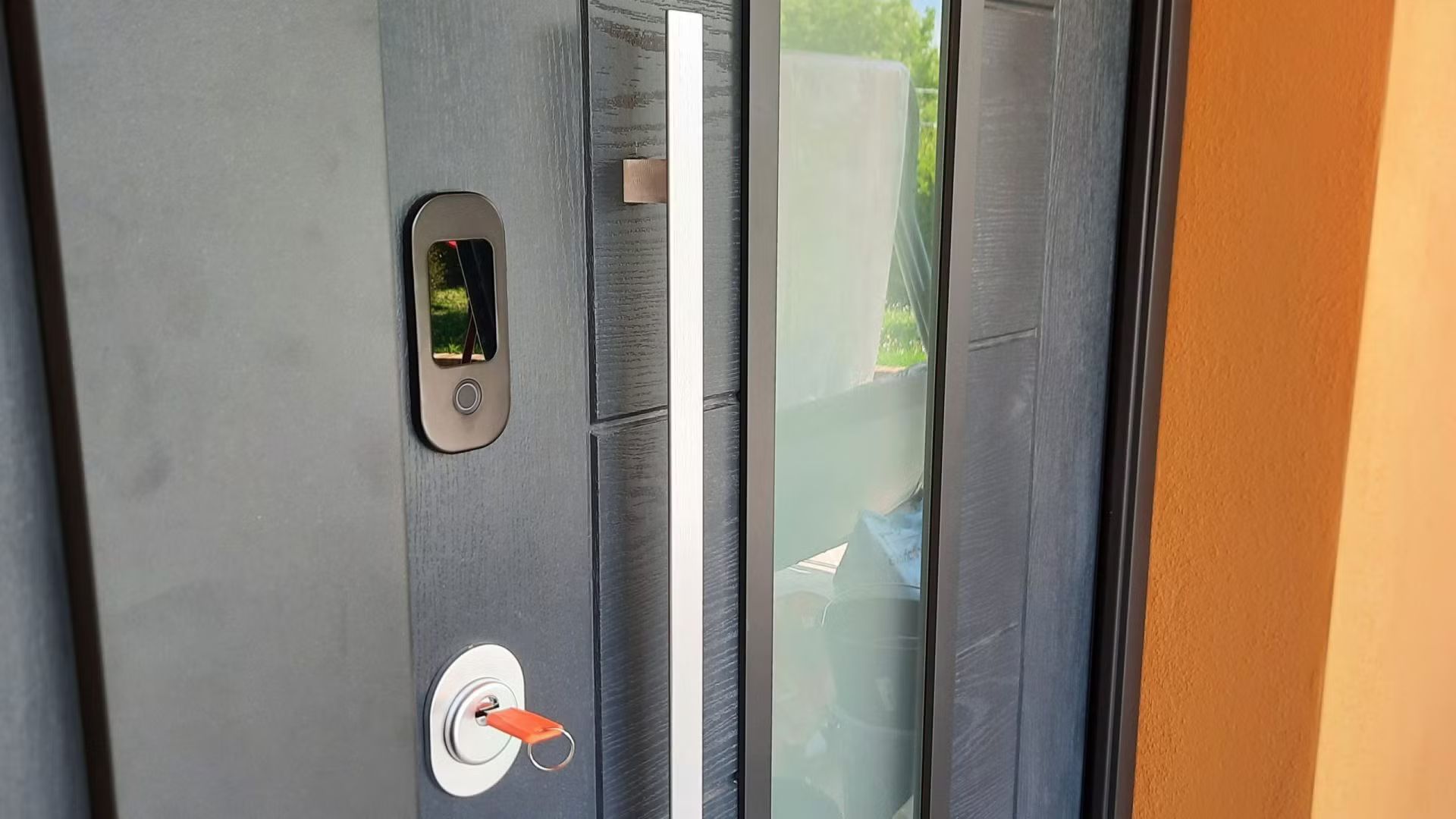 Un primo piano di una porta con una chiave dentro.