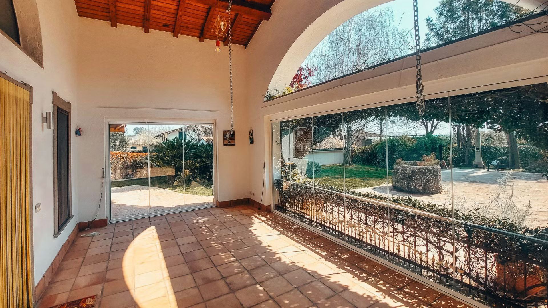 Una grande stanza con molte finestre e un tetto.