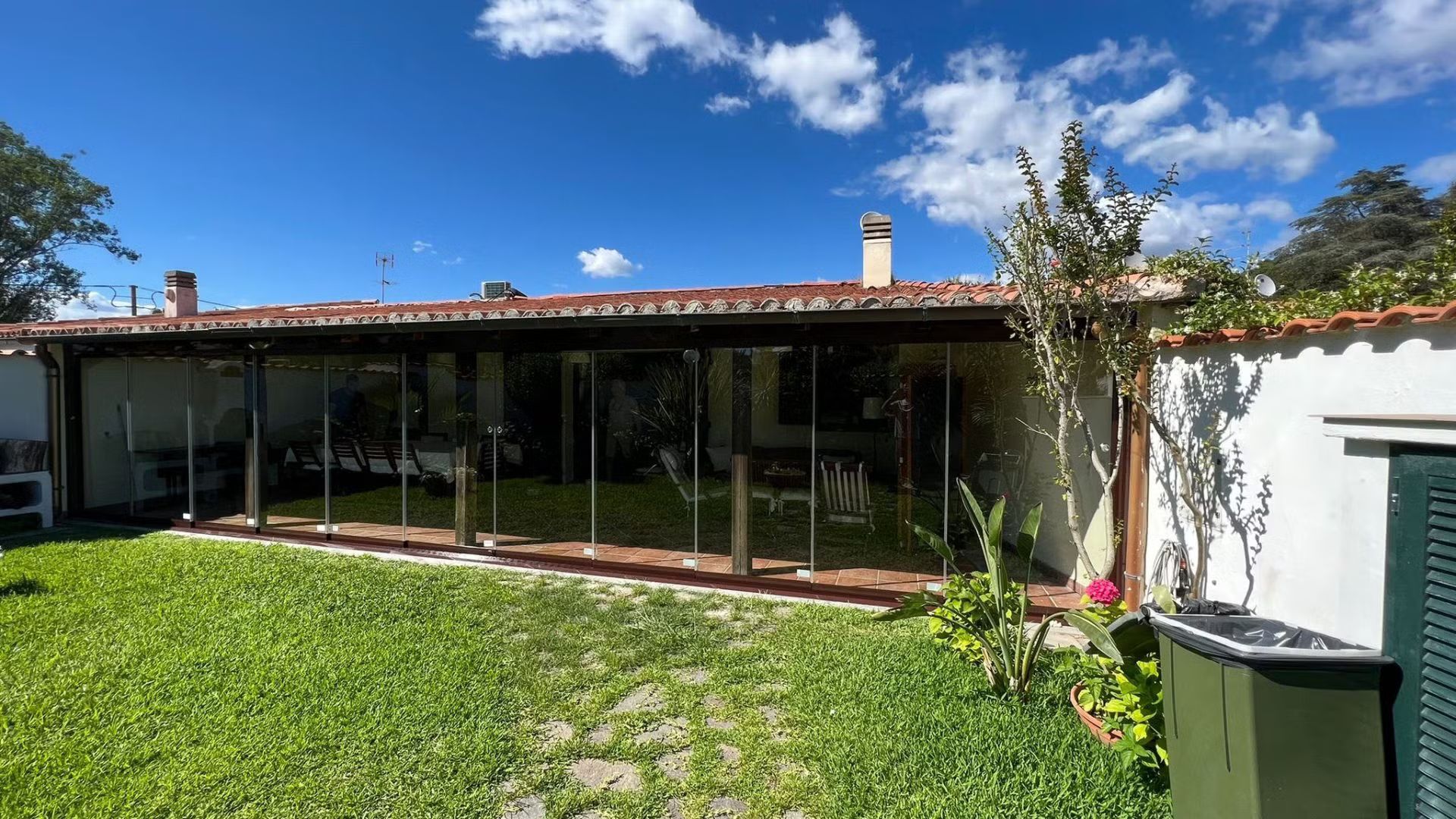 Una casa con una grande porta scorrevole in vetro nel cortile sul retro.