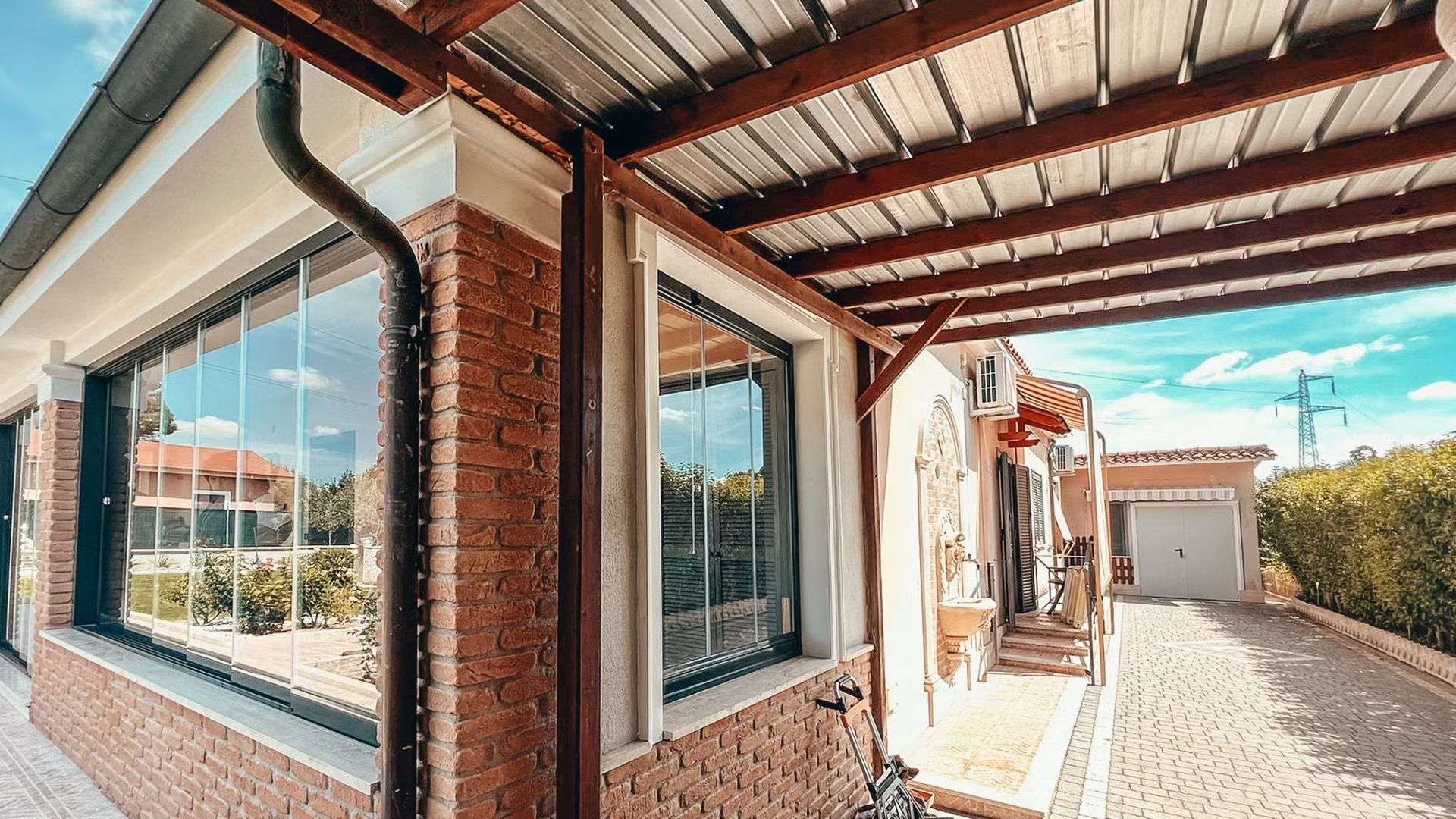 Una casa in mattoni con un posto auto coperto e una grande finestra