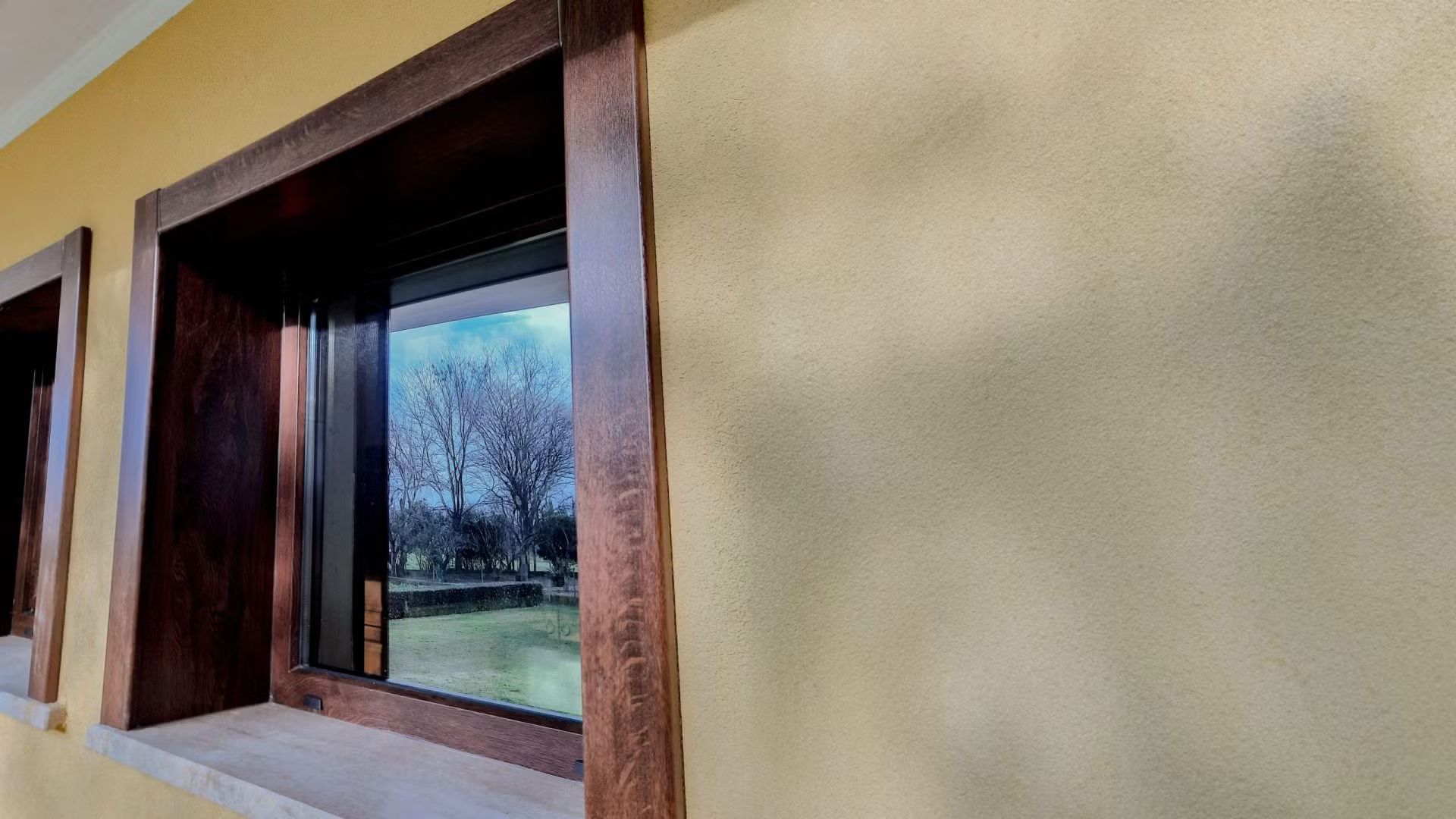 Un primo piano di una finestra sul lato di un edificio.