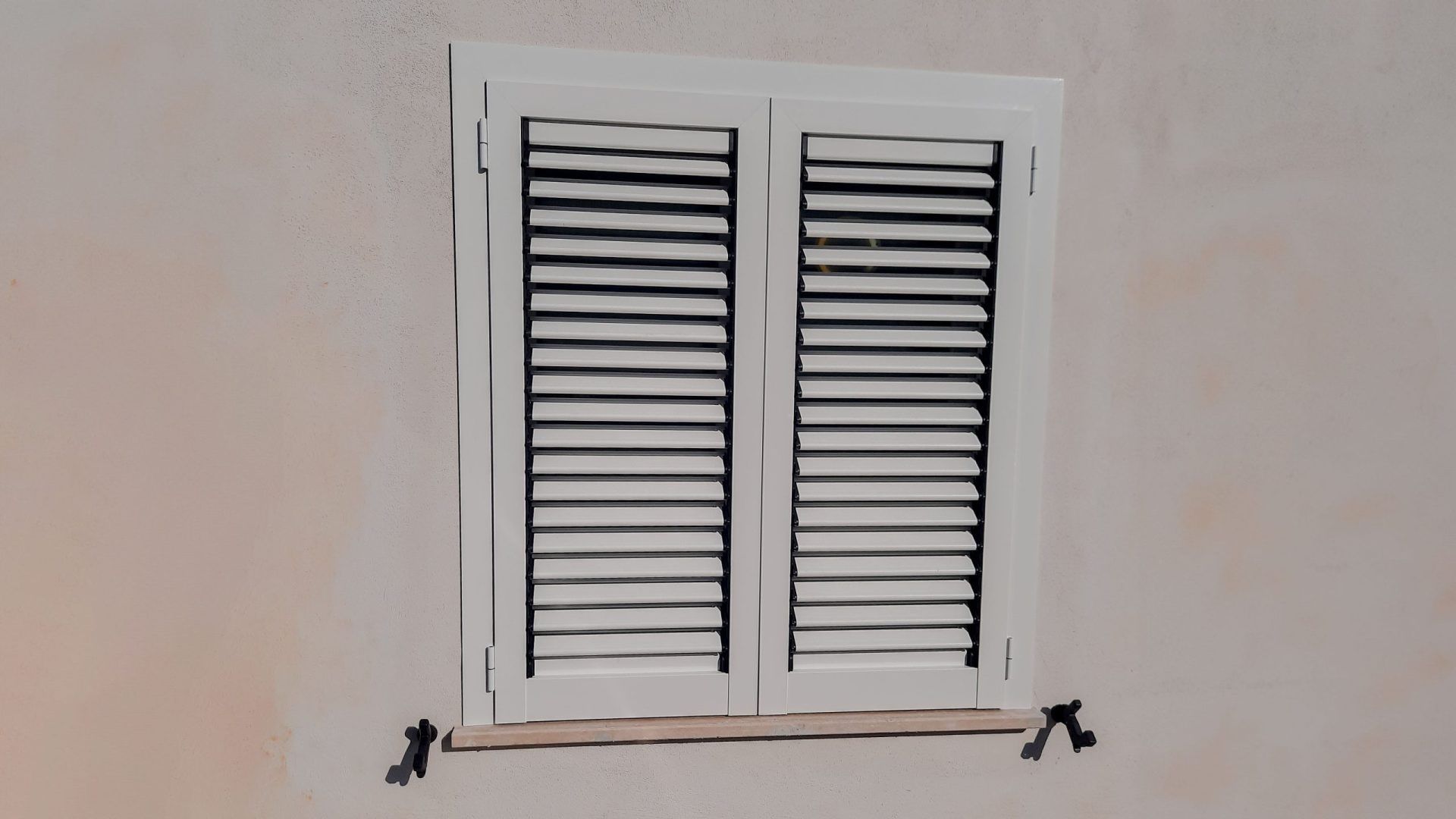 Un disegno in bianco e nero di una finestra con persiane