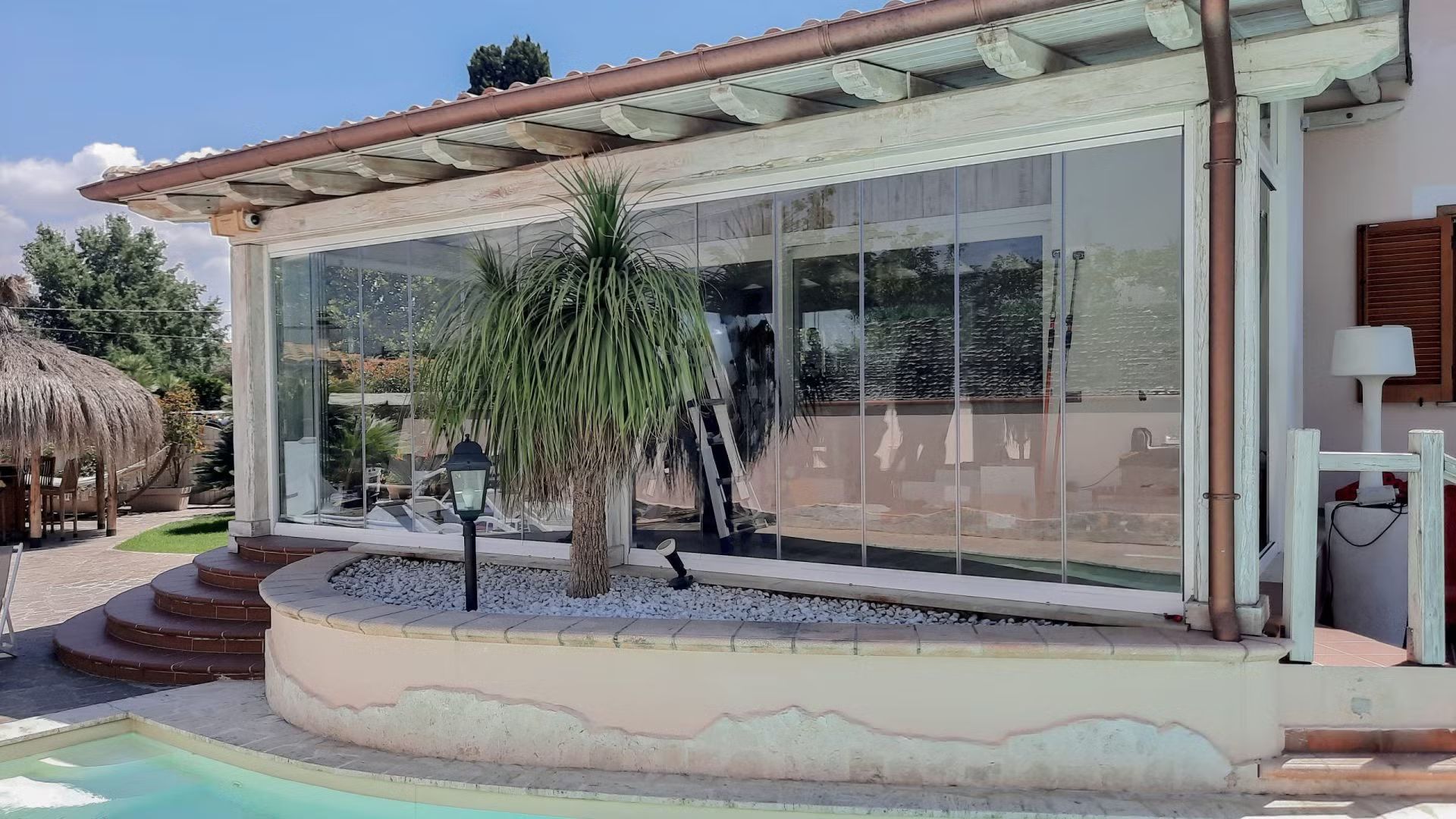 Una casa con una piscina di fronte.