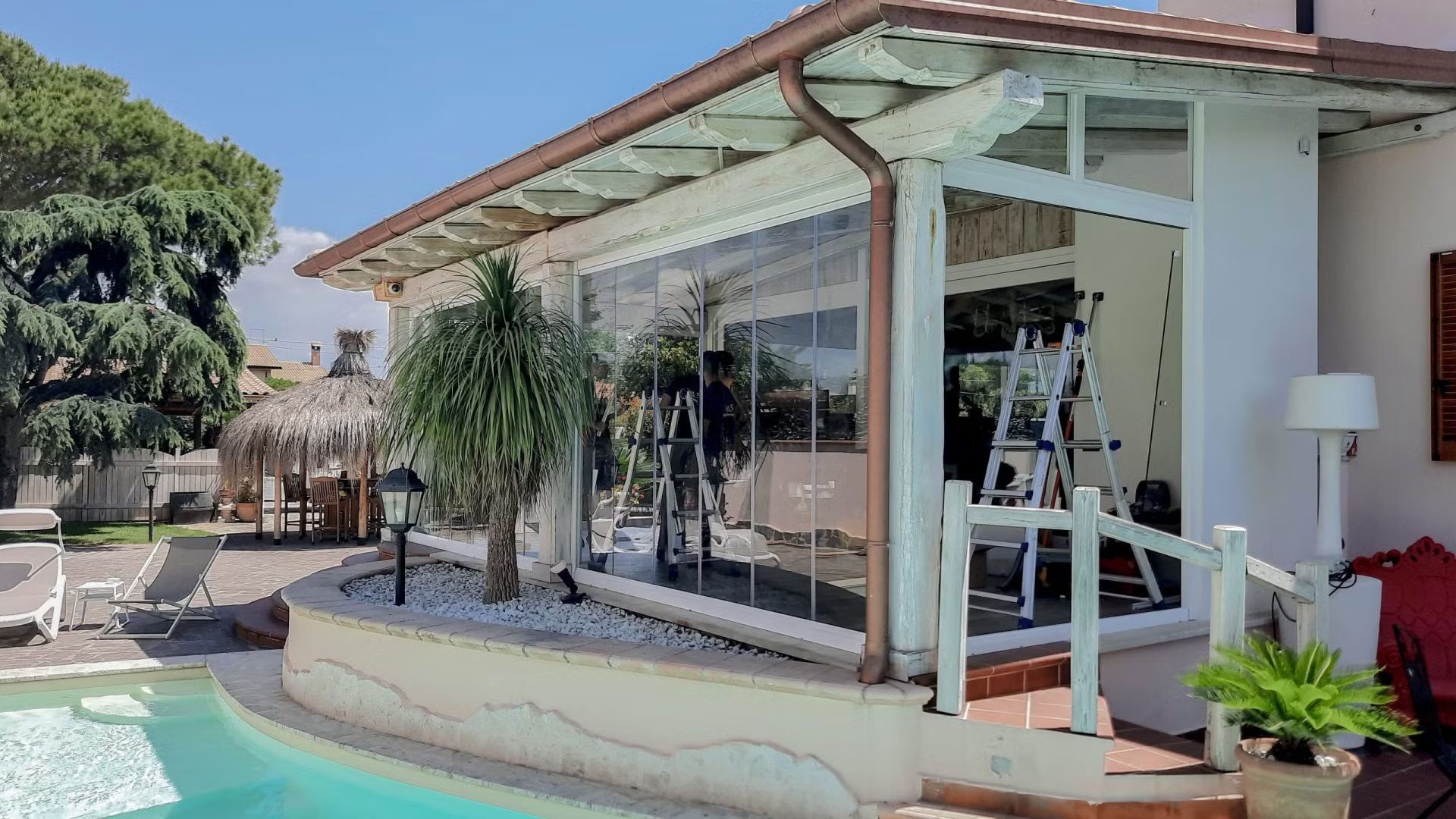 Una casa con una piscina di fronte.