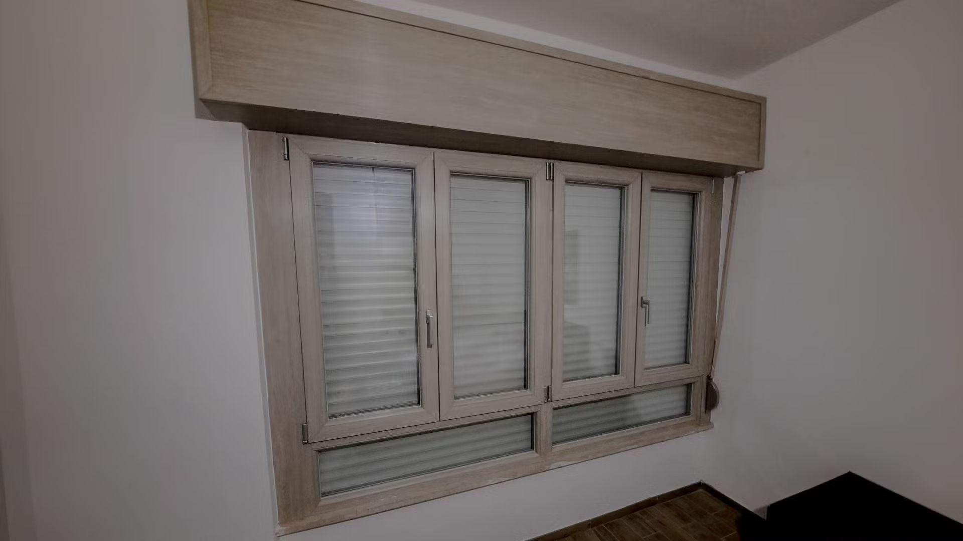 In una stanza c'è una finestra con le persiane.