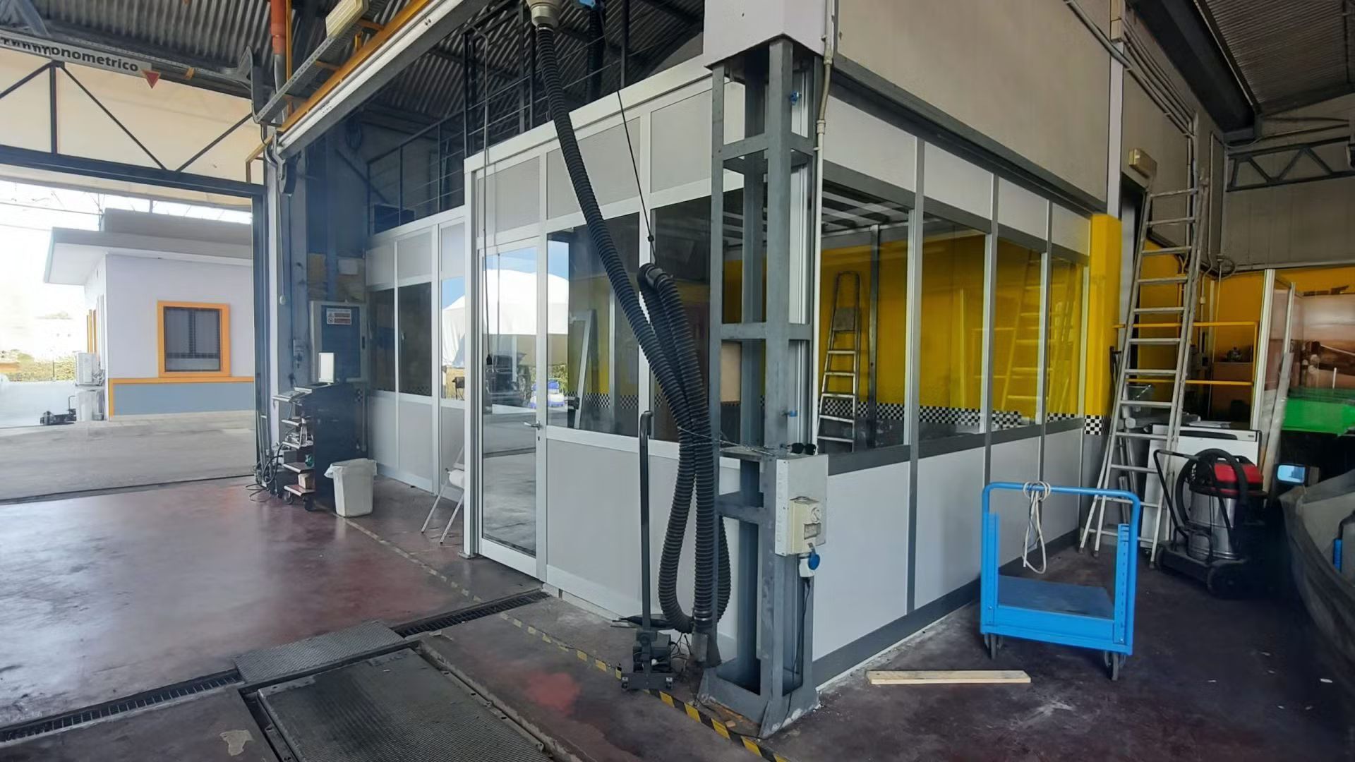 In una fabbrica viene costruito un grande edificio con molte finestre.