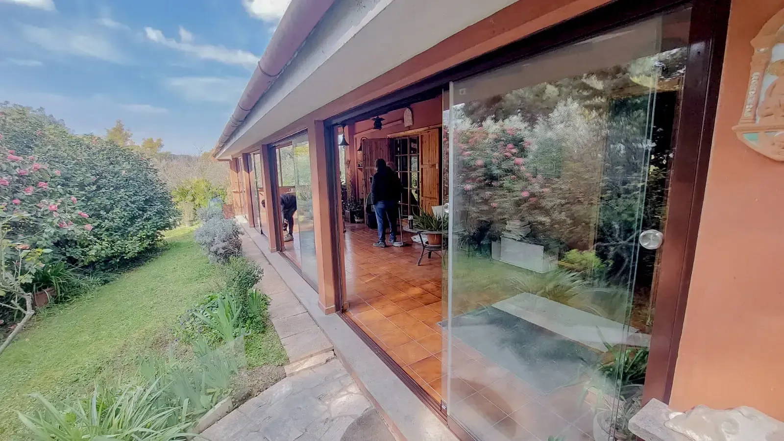 Una grande casa con molte finestre e un patio.