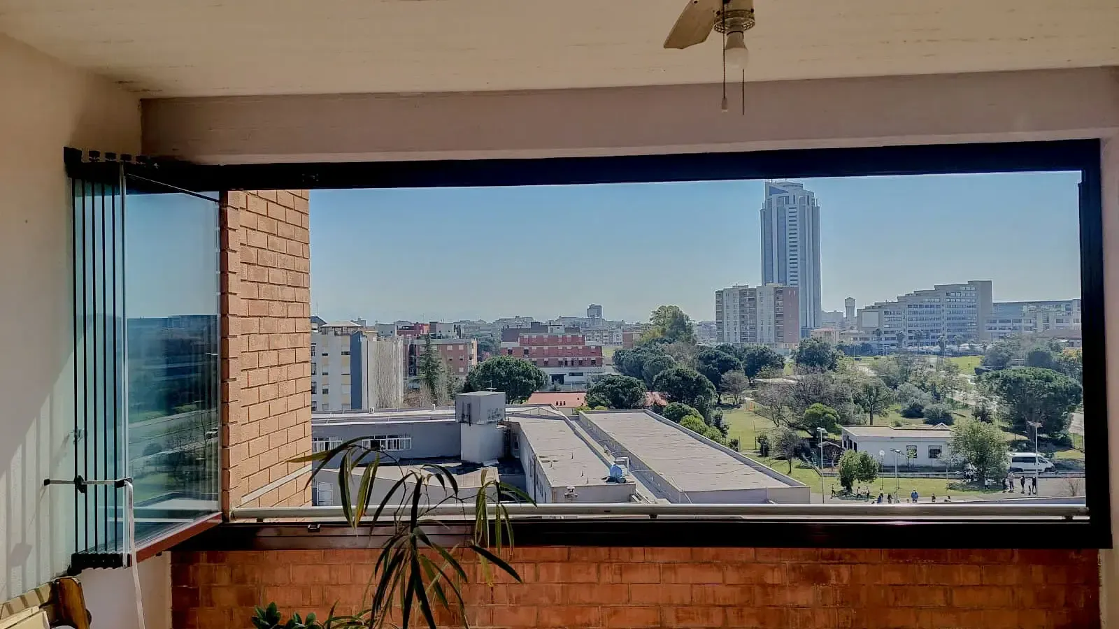 Una grande finestra con vista sulla città.