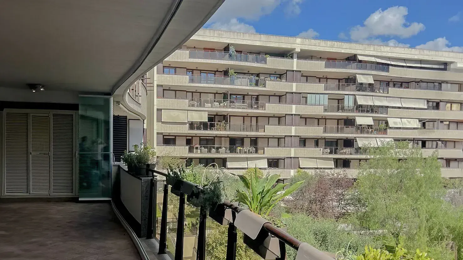 Un balcone con vista su un grande condominio