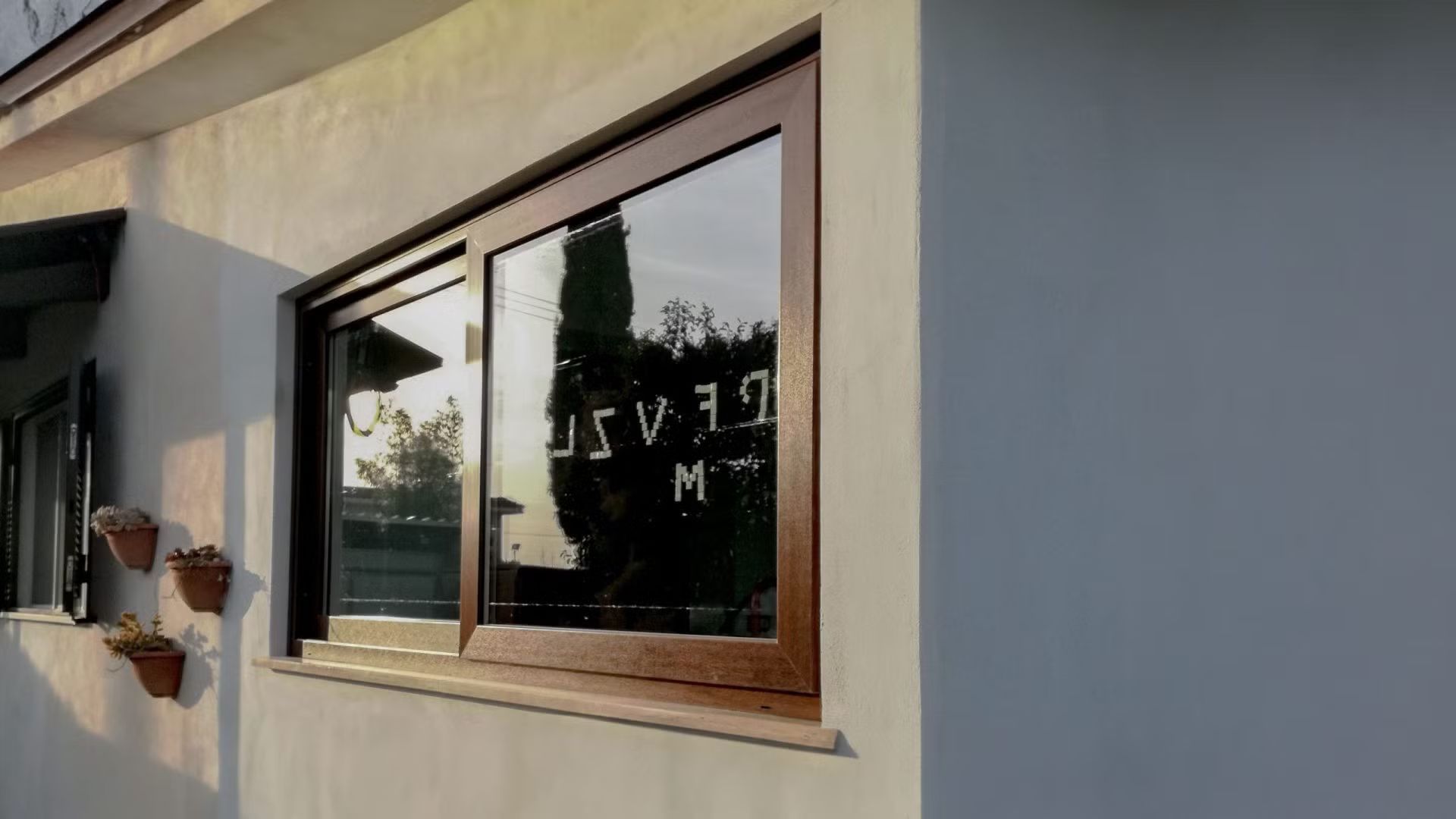 Una finestra sul lato di un edificio con la parola bestia scritta sopra.