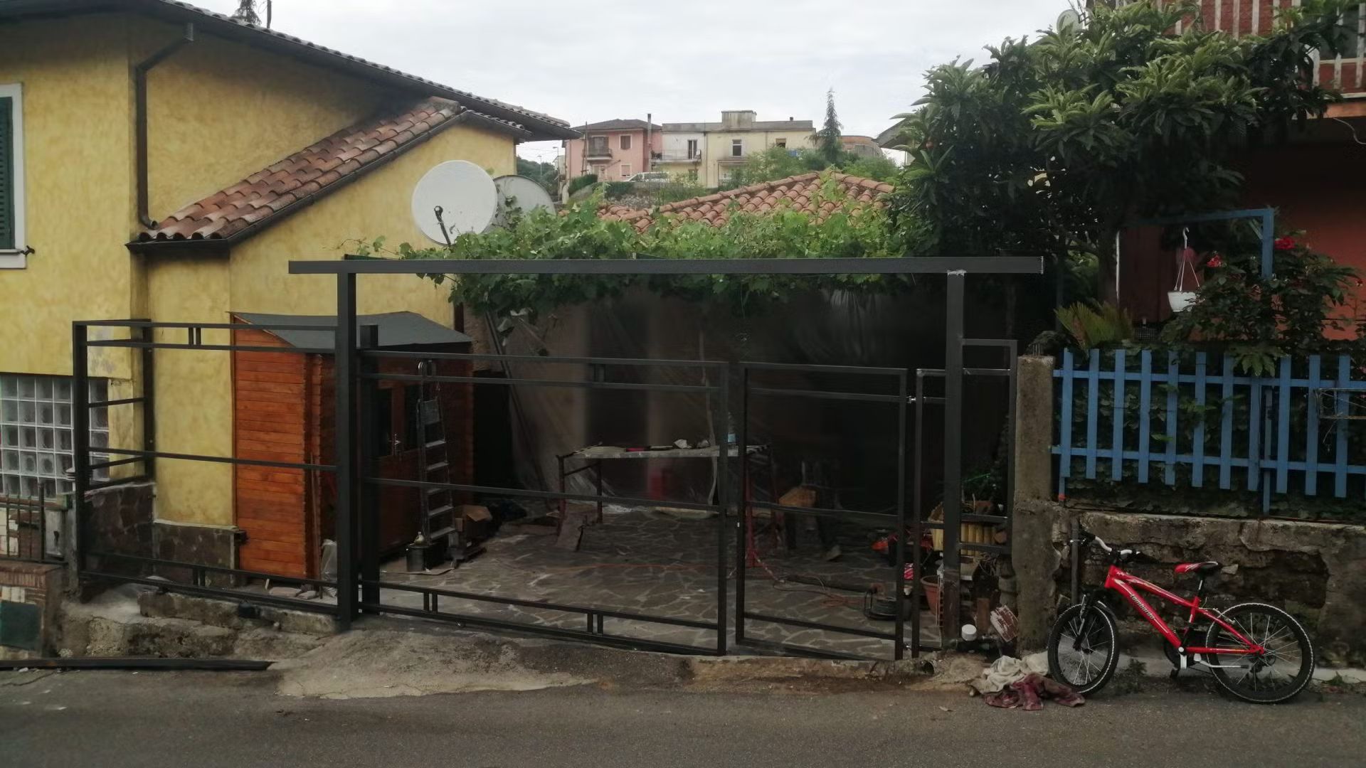 Una bicicletta è parcheggiata davanti a una casa gialla