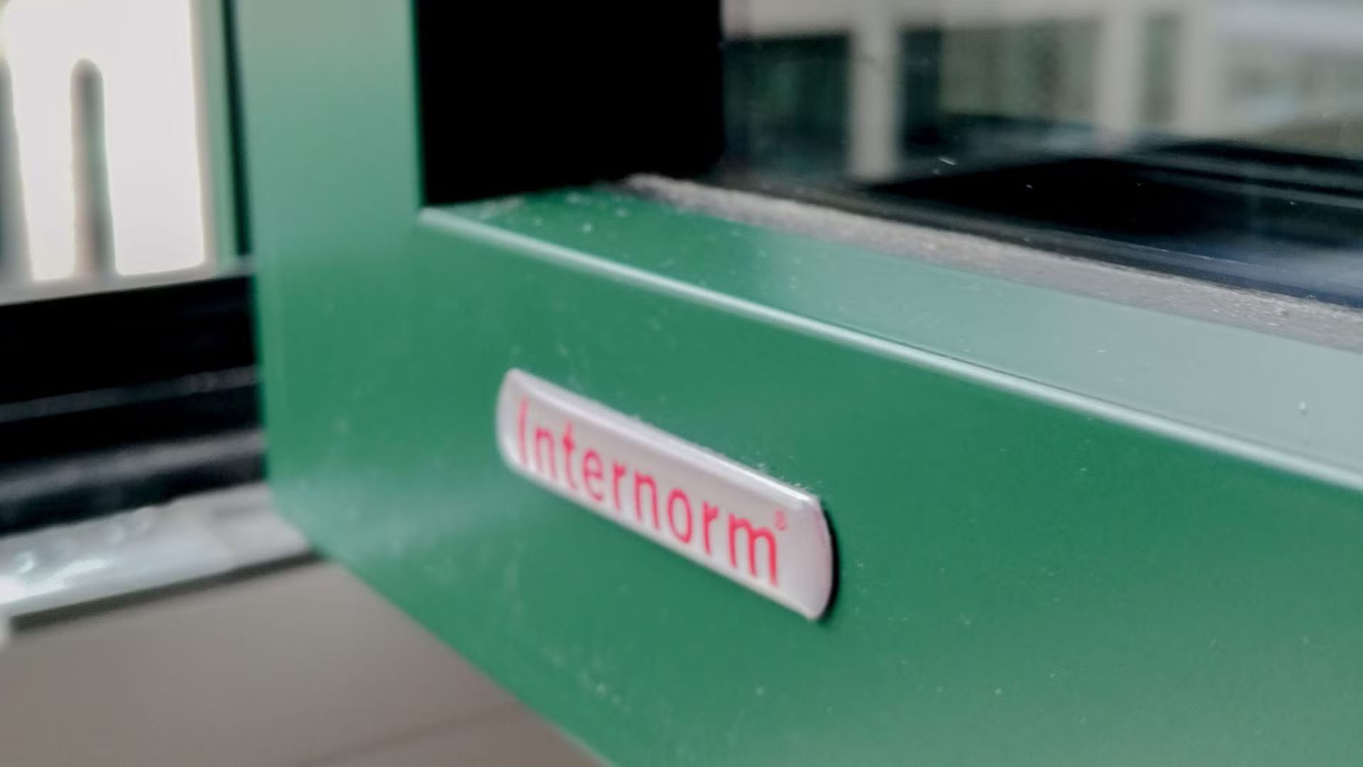 Un primo piano di una finestra verde con un'etichetta.