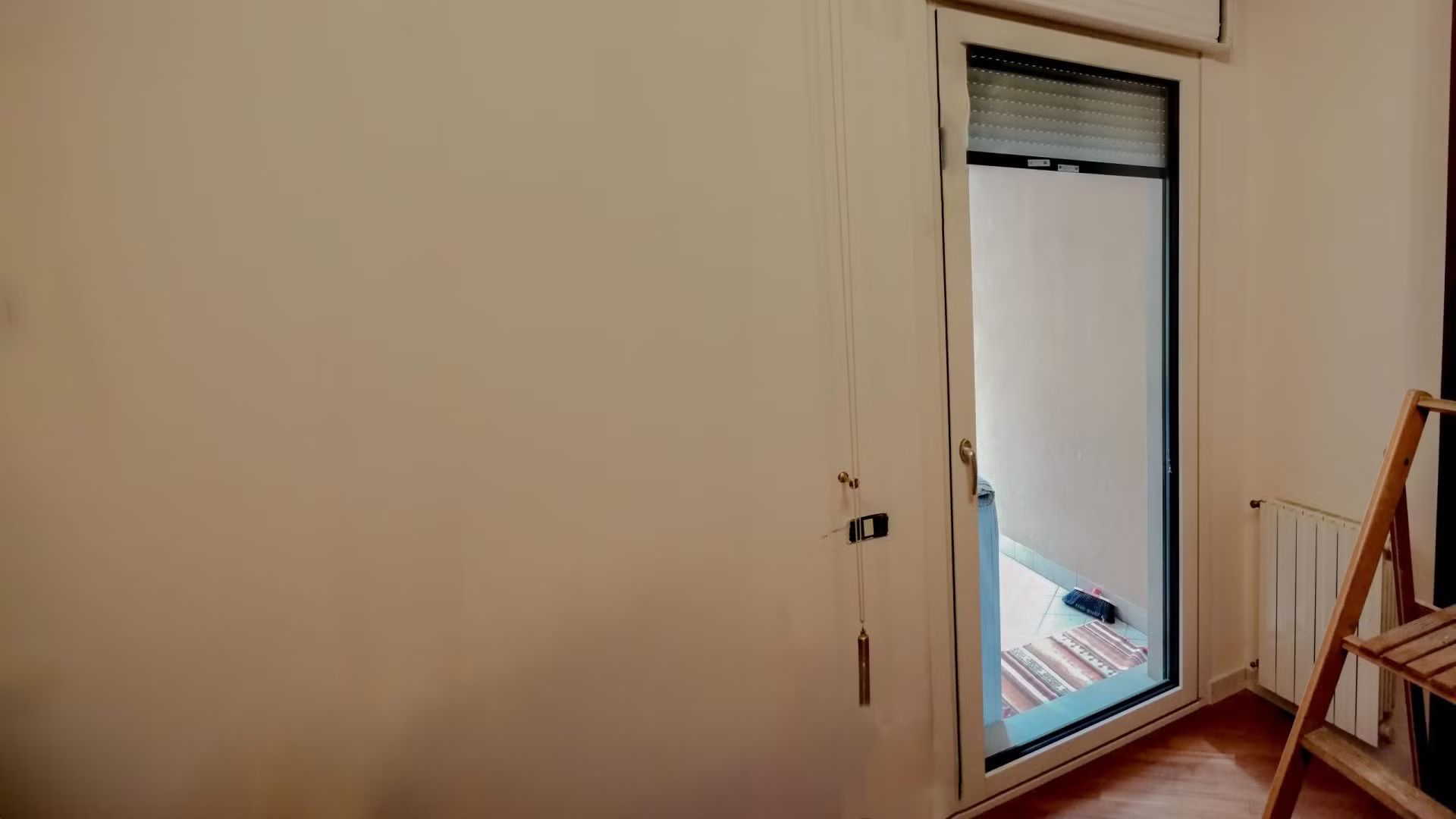 Una stanza con una porta aperta e una scala.