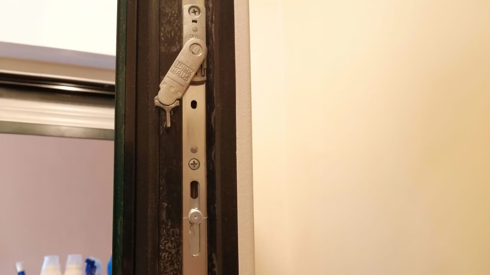 Un primo piano di una porta con una serratura.