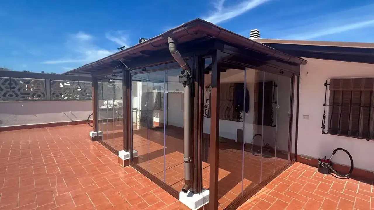 Una casa con un patio e una porta scorrevole in vetro.