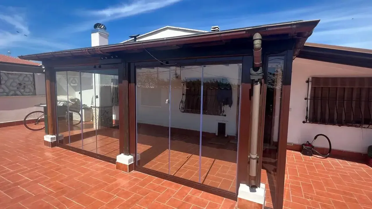 Una casa con patio e porte scorrevoli in vetro.