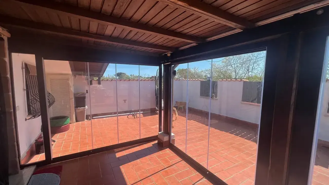 Una stanza con porte scorrevoli in vetro che conducono a un patio.