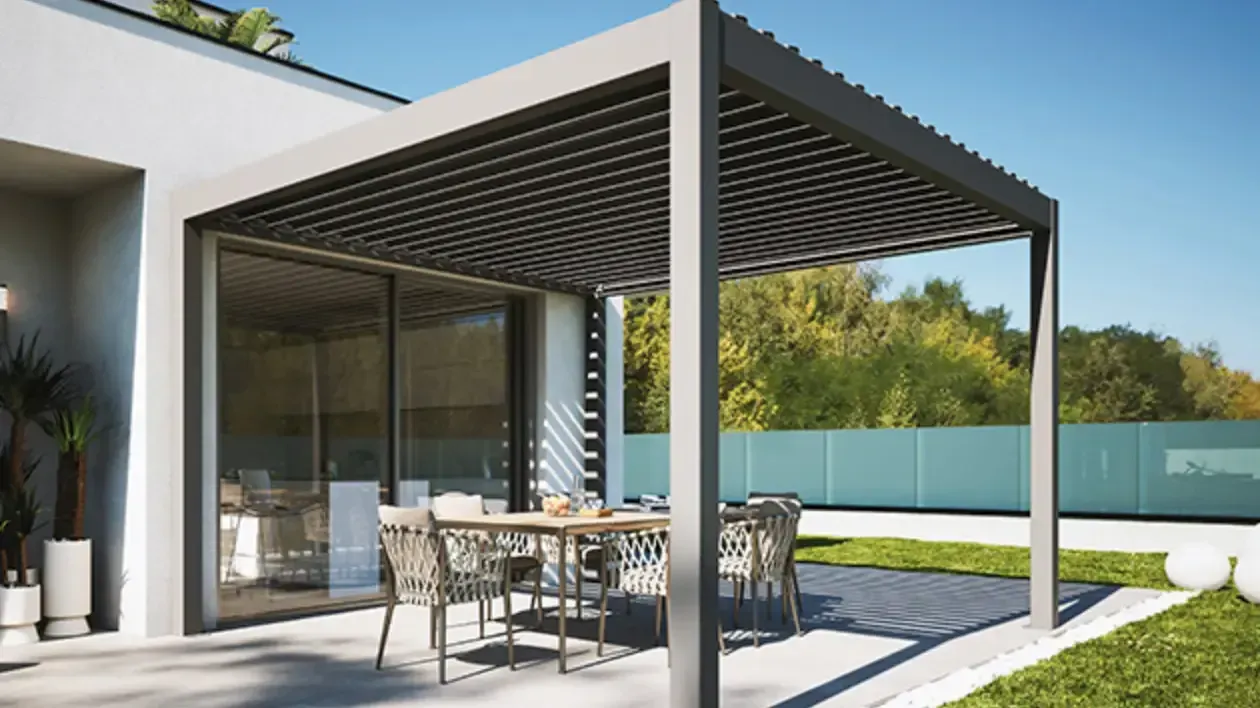 Sotto c'è un pergolato con tavolo e sedie.