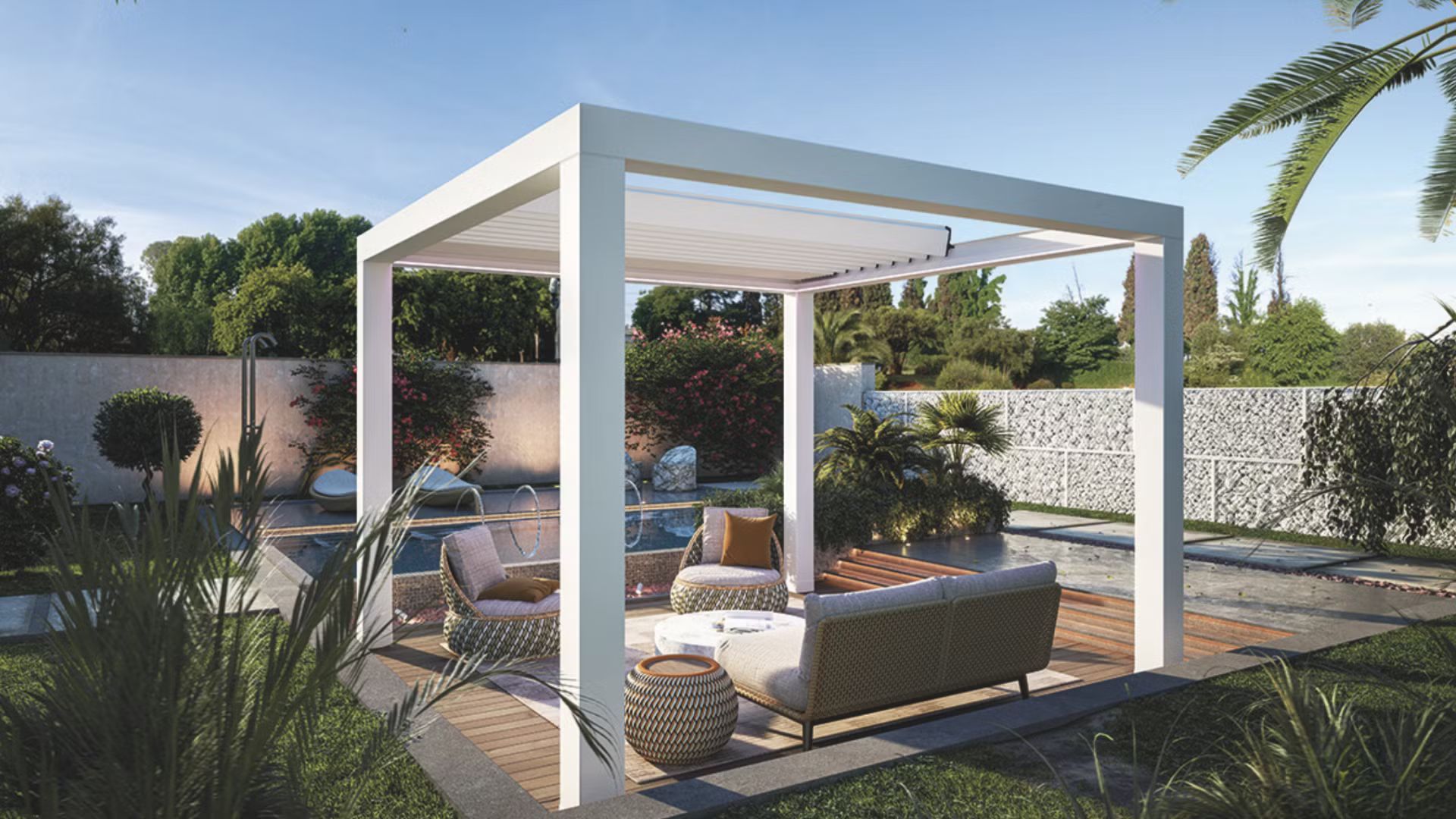 Un pergolato bianco con un divano sotto in un cortile.